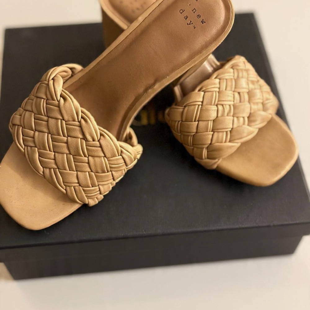 Women's Tan Woven Sandals
